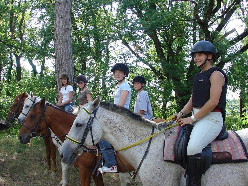 des ado sur des chevaux en colonie de vacances occitanie 