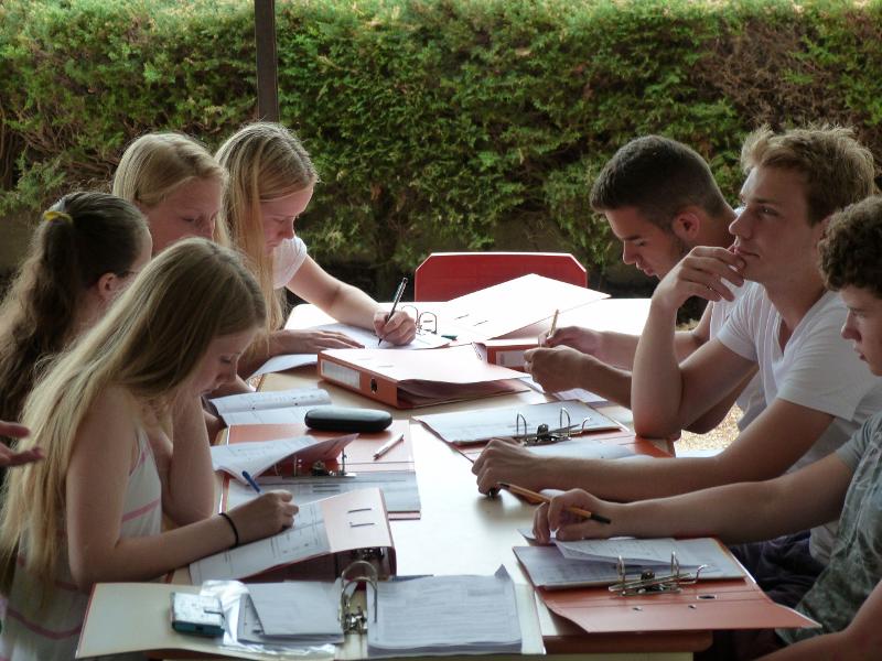 des jeunes résolvent des problèmes en colonie de vacances occitanie 