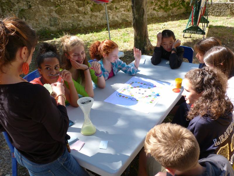 Des jeunes participent à des activités pendant leur colonie de vacances occitanie 