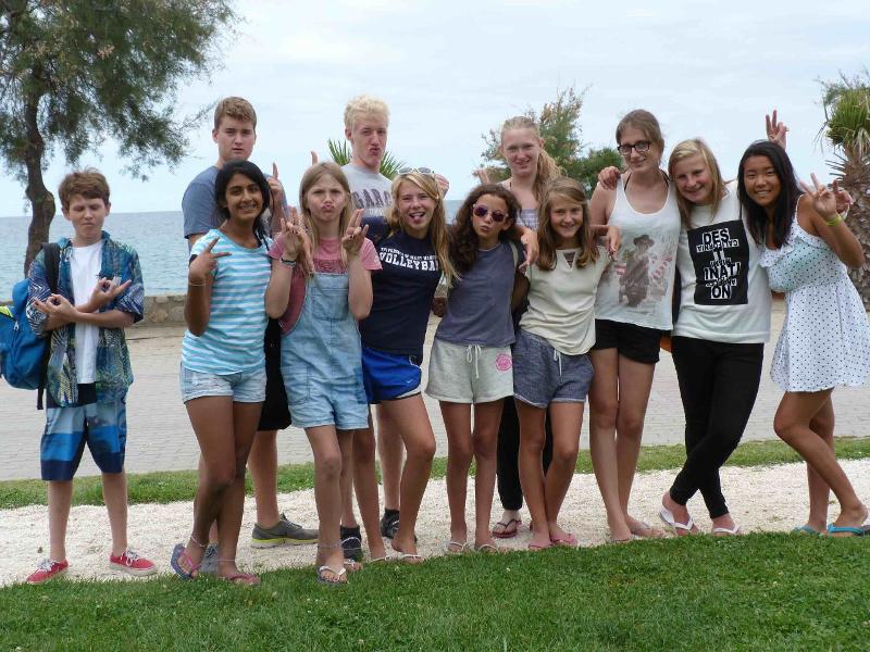 une photo de groue des jeunes en colonie de vacances occitanie 
