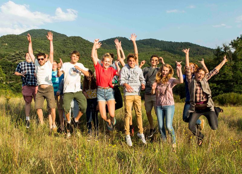 Des jeunes s'amusent dans les montagnes d'une colonie de vacances occitanie 