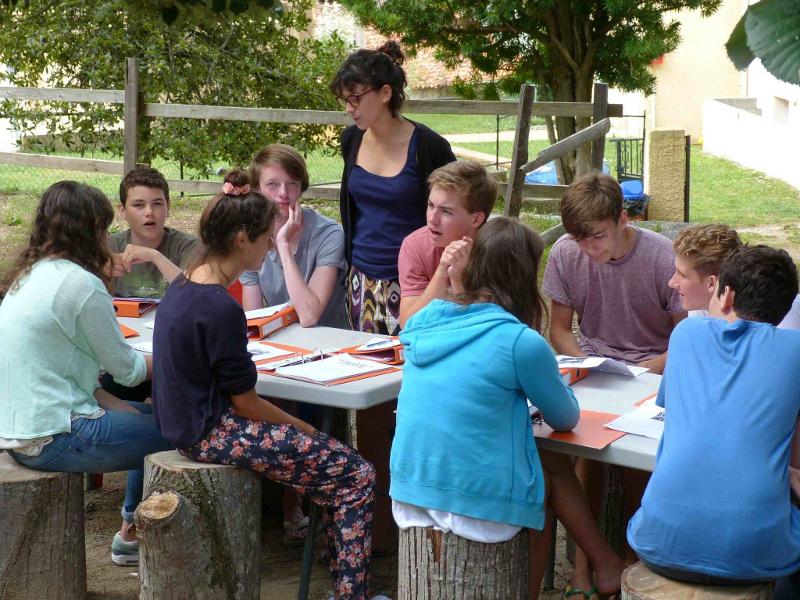 Un groupe de jeunes participent à des cours pendant une colonie de vacances occitanie 