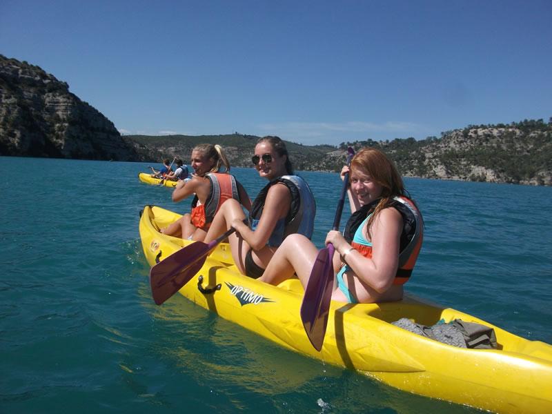 Une session de kayak pendant une colonie de vacances occitanie 
