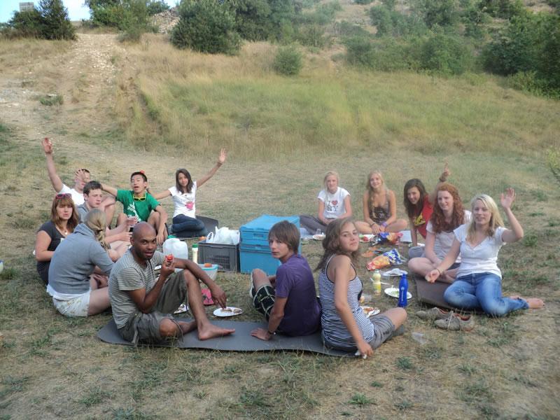 Des jeunes font un pique-nique pendant une colonie de vacances occitanie