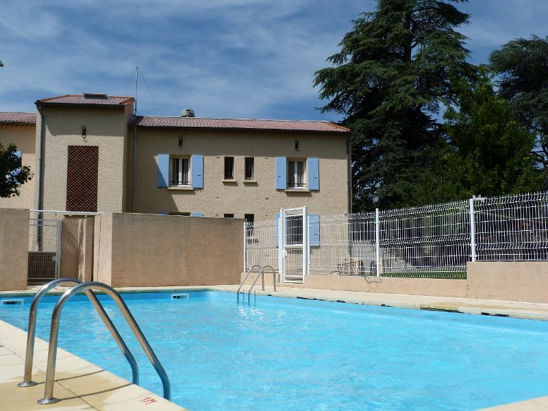 une piscine utilisée pendant une colonie de vacances occitanie 