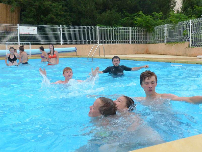 des jeunes jouent dans la piscine pendant une colonie de vacances occitanie 