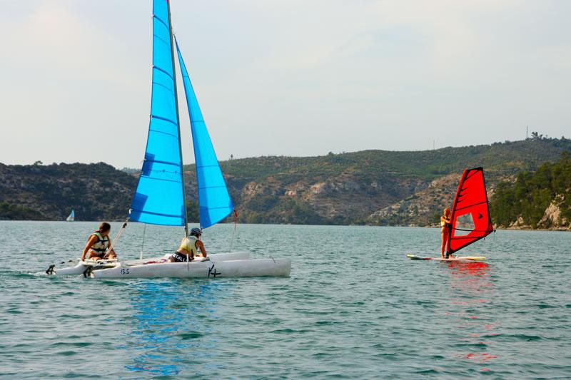Une sortie voile pour des jeunes en colonie de vacances occitanie 