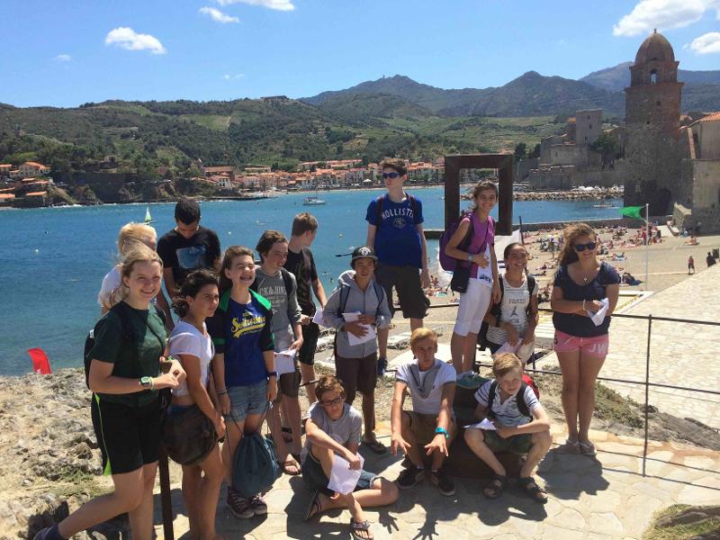 Des jeunes visitent une ville pendant une colonie de vacances occitanie 