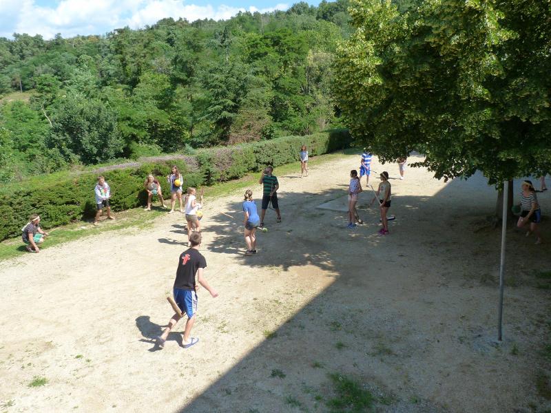 Des jeunes font du quidditch pendant une colonie de vacances occitanie 