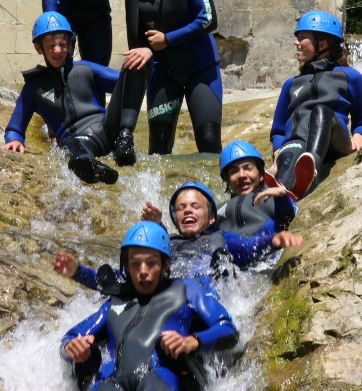 Des enfants en colonie de vacances occitanie  s'amusent en canyoning