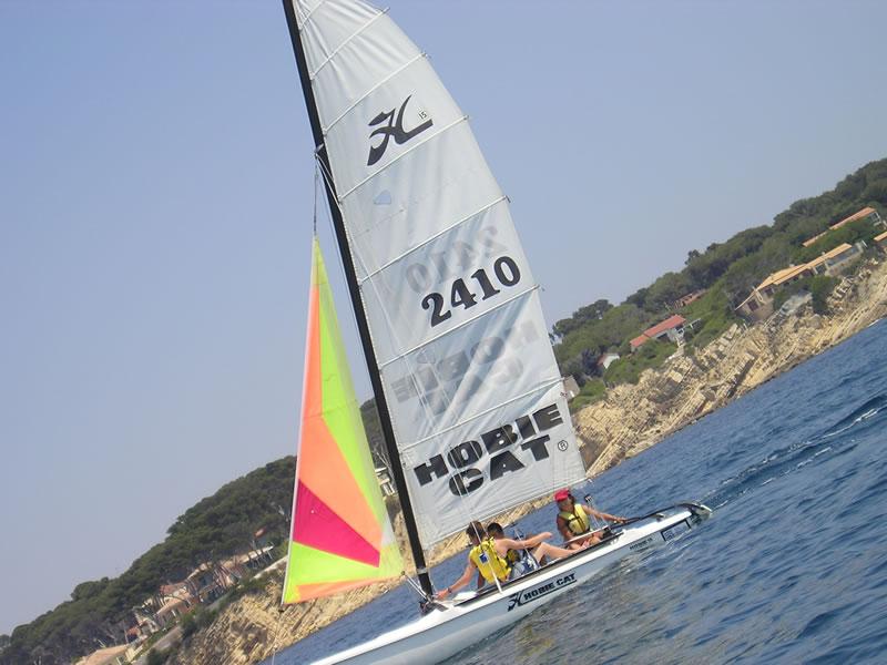 des ado font de la voile en colonie de vacances occitanie