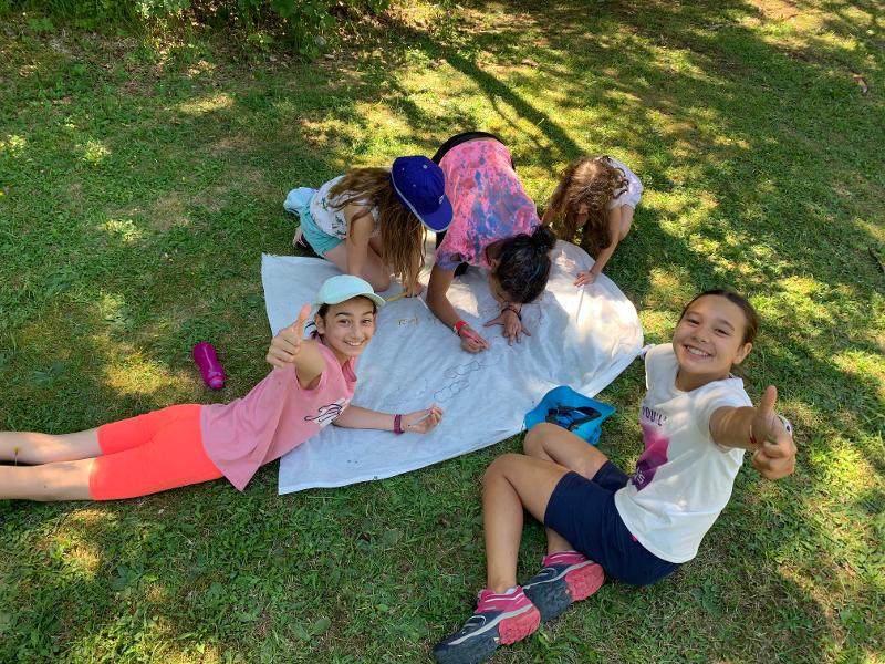 filles qui dessinent dehors sur un drap en colo france