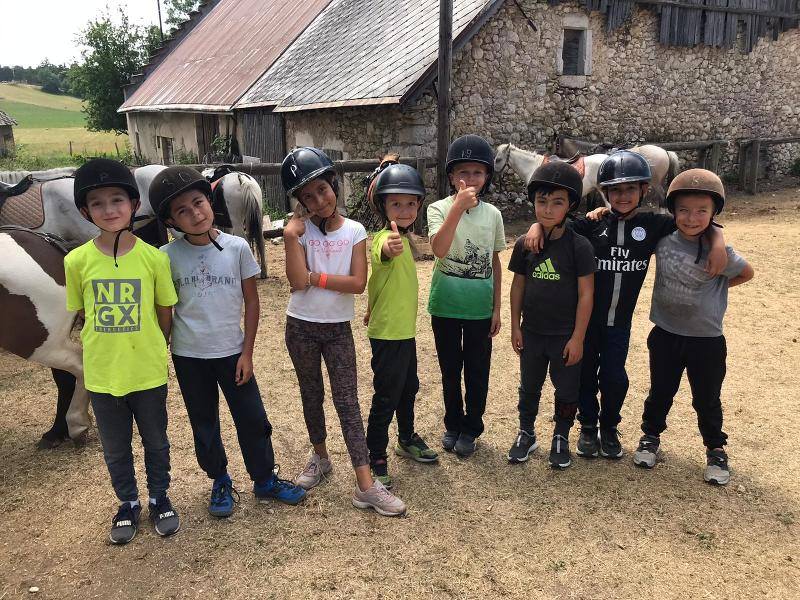 petits cavaliers avec leurs bombes dans une colo france