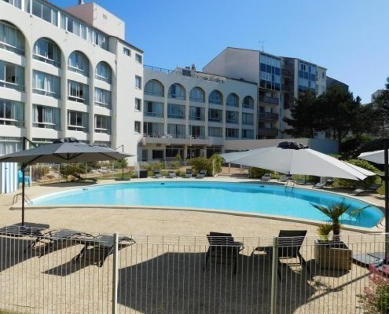 Une piscine lors d'une colonie de vacances voile