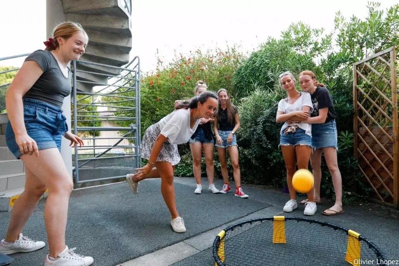 Des jeux collectifs lors d'une colonie de vacances voile