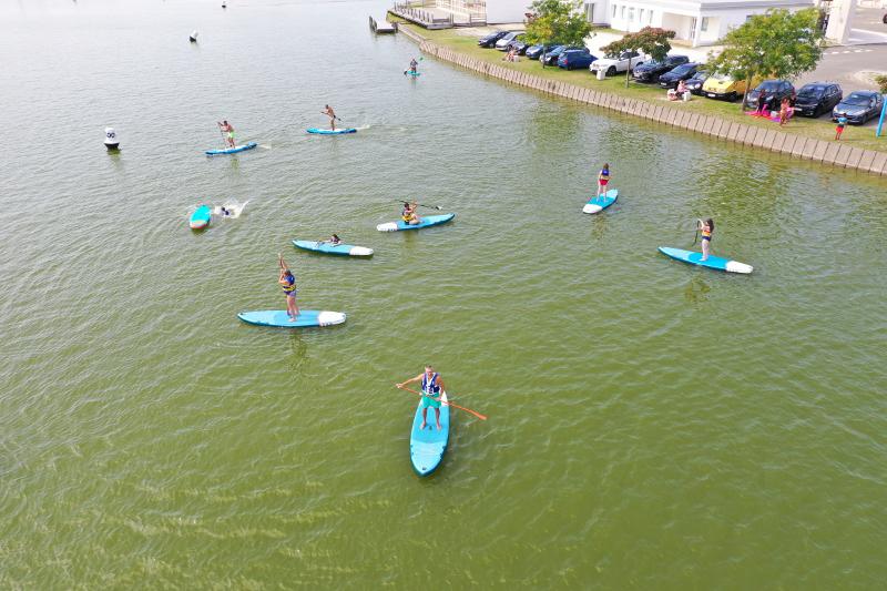 Un groupe de kayaks lors d'une colonie de vacances voile