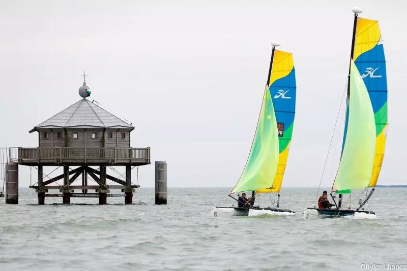 Deux katamarans lors d'une colonie de vacances voile