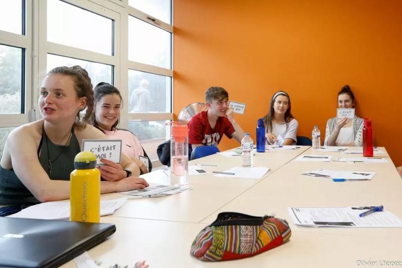 Une activité collective lors d'une colonie de vacances voile