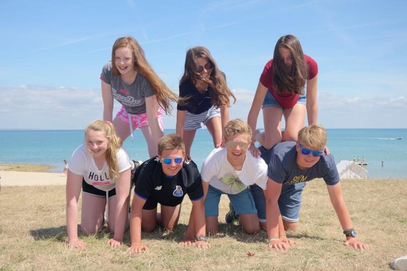 Pyramide d'enfants lors d'une colonie de vacances voile