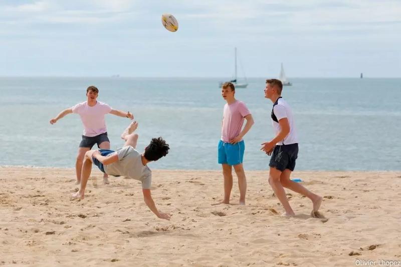 Des enfants jouent sur la plage pendant une colonie linguistique anglais en France