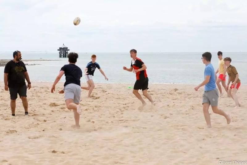 Partie de rugby lors d'une colonie de vacances voile