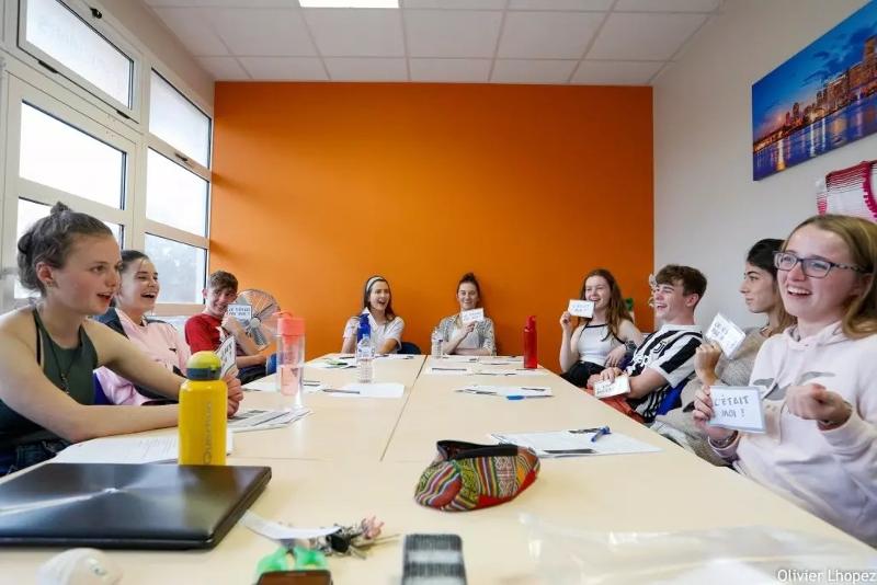jeunes autour d'une table en colonie de vacances la rochelle