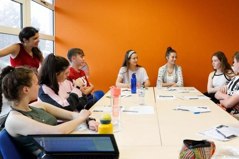Les participants au séjour linguistique sportif ado apprennent ensemble en classe
