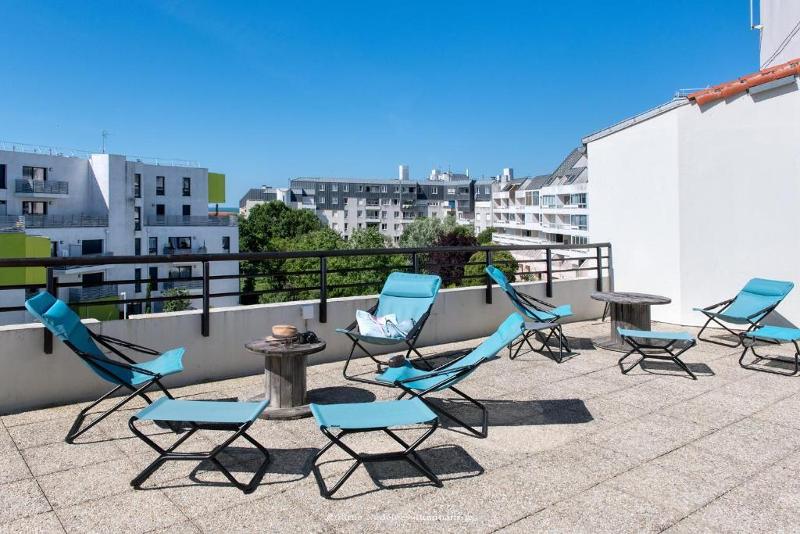 Une terrasse avec des chaises longues lors d'une colonie de vacances voile