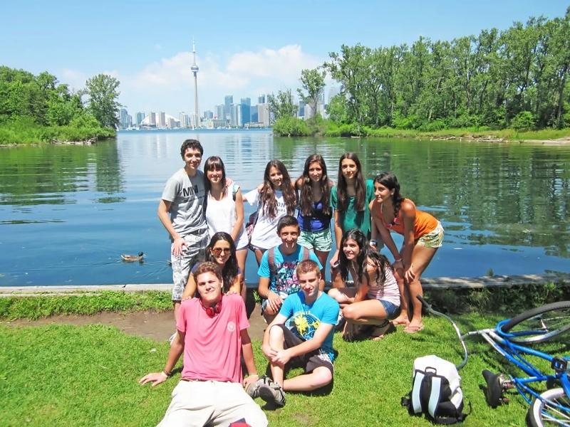 Des jeunes sont dans un parc avec une vue sur Toronto pendant un voyage linguistique Canada 
