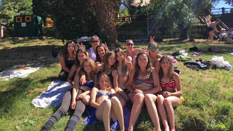 Un groupe de jeunes filles posent pour la photo en colonie de vacances équitation