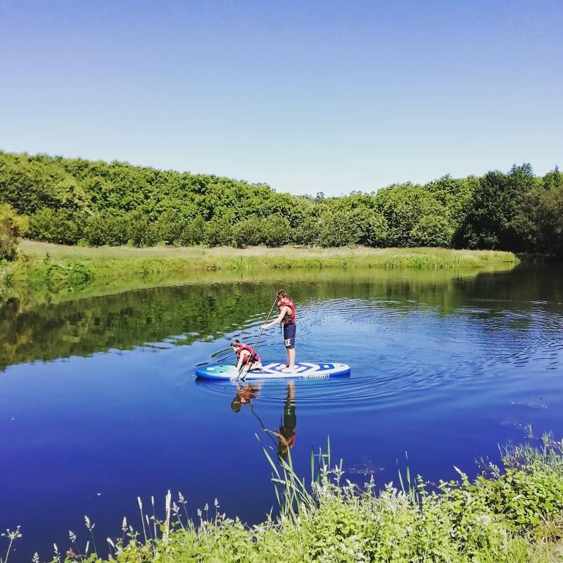 deux jeunes qui sont en paddle sur l'eau 