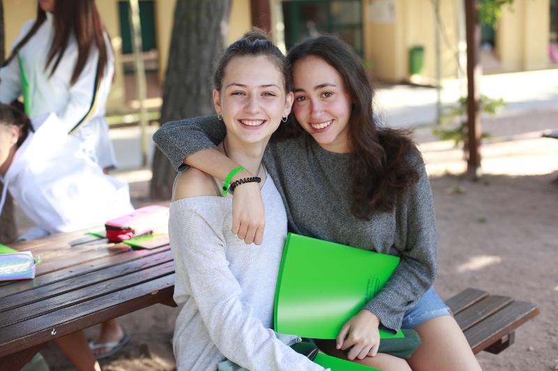Deux filles se donnent une accolade en séjour linguistique anglais