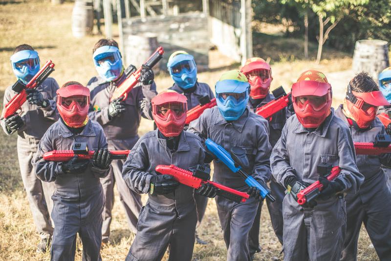 Des enfants font du paintball en séjour linguistiques en anglais