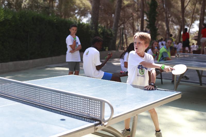 garçon qui joue au ping-pong en colonie de vacances tennis de table