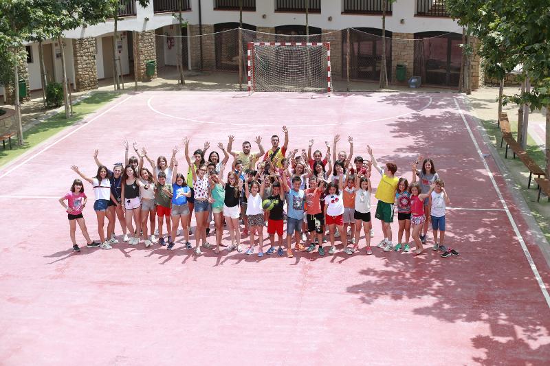 groupe de jeunes sur un terrain en colonie de vacances handball