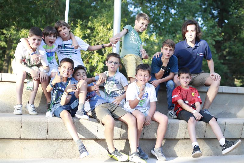 groupe de garçons dans une colo handball