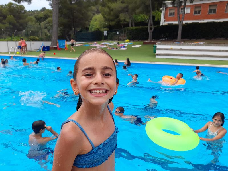 fille devant la piscine en colonie handball