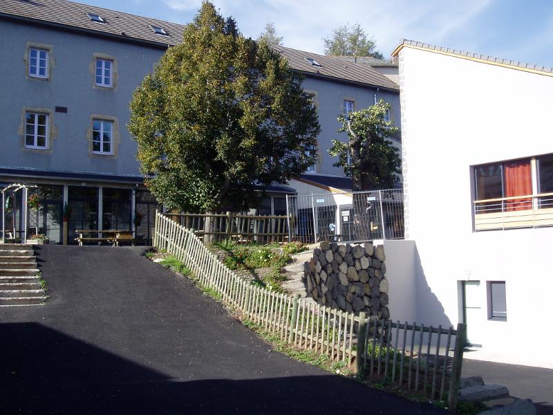 L'extérieur du bâtiment d'une colonie vacances ferme
