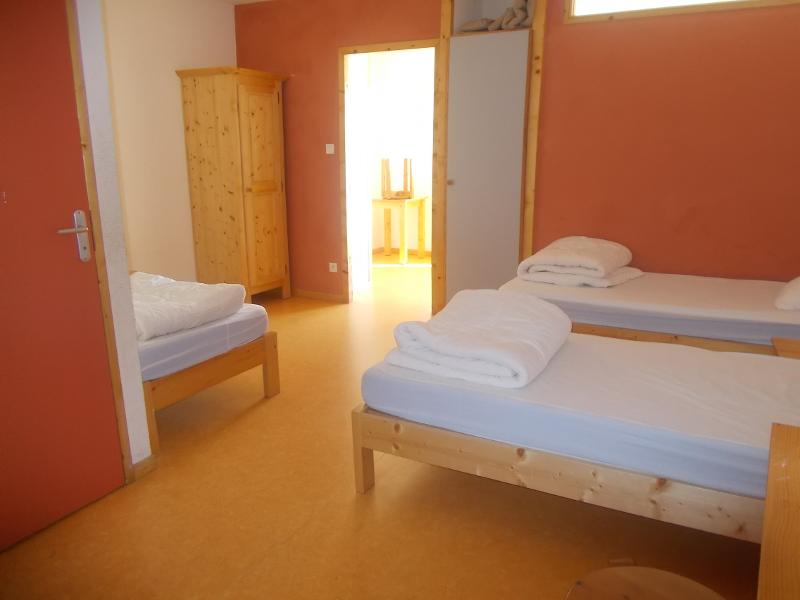 Une chambre triple prévue pour une colonie vacances ferme