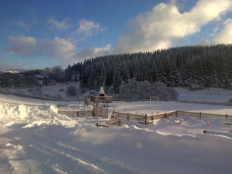 Aire de jeux dans la montagne sous la neige