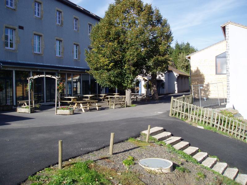 La terrasse d'une colonie vacances ferme