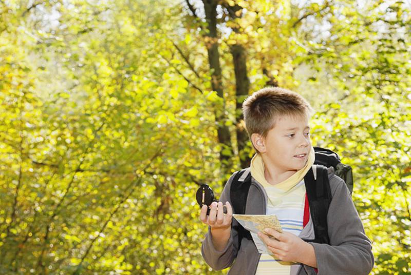 Enfant en forêt lors d'une colonie de vacances Haute-Loire