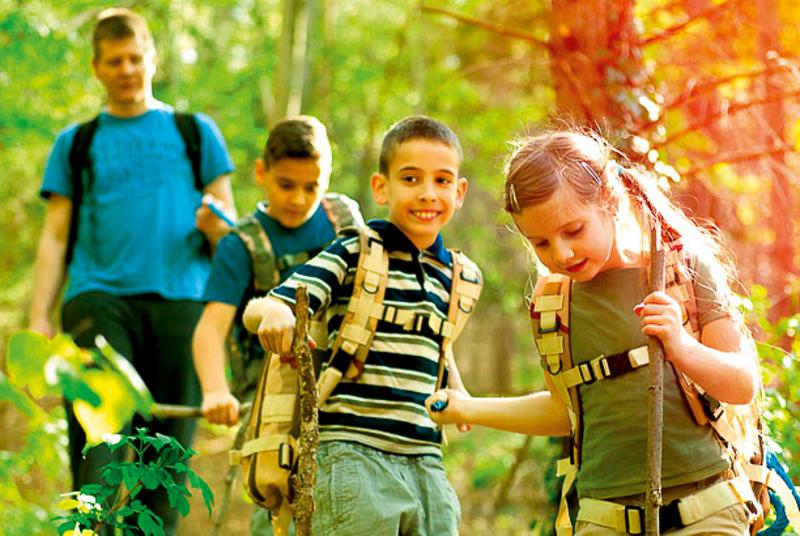 enfants font de la randonnée lors d'une colonie vacances ferme 