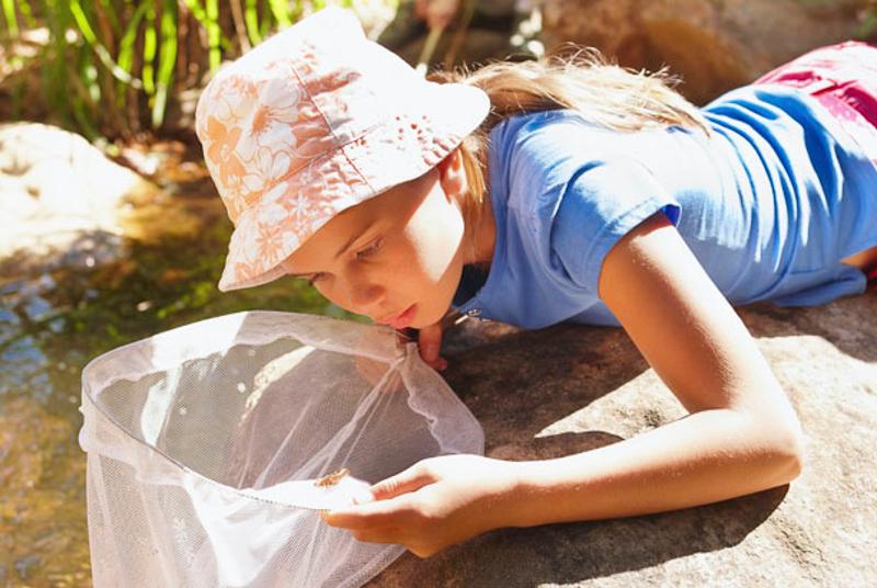 jeune fille lors d'une colonie de vacances ferme en rhone alpes