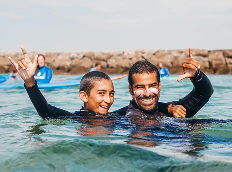 instructeur avec un participant en séjour linguistique anglais surf