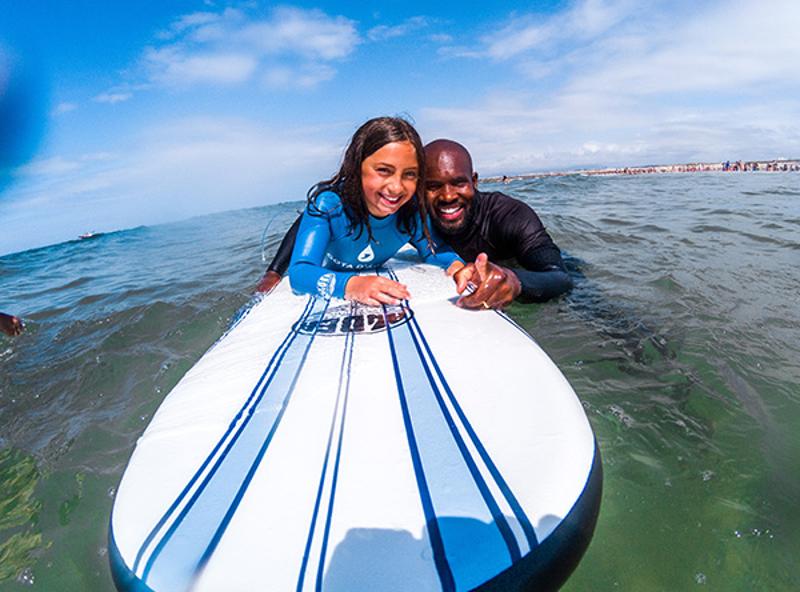instructeur avec une jeune en séjour linguistique surf 