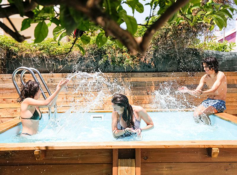 jeunes qui s'amusent dans la piscine en colonie de vacances pas cher ado