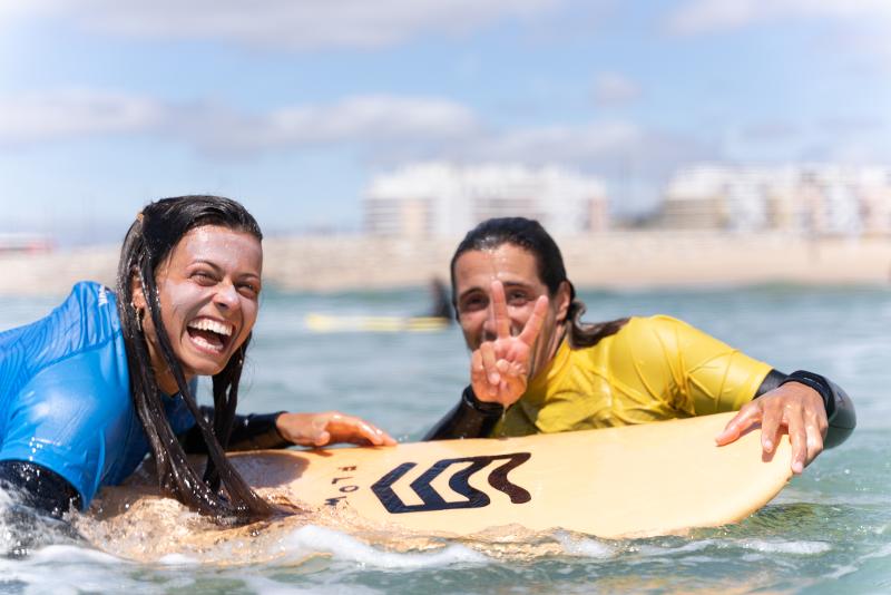 Session surf pour ces jeunes en séjour linguistique espagne famille d’accueil 