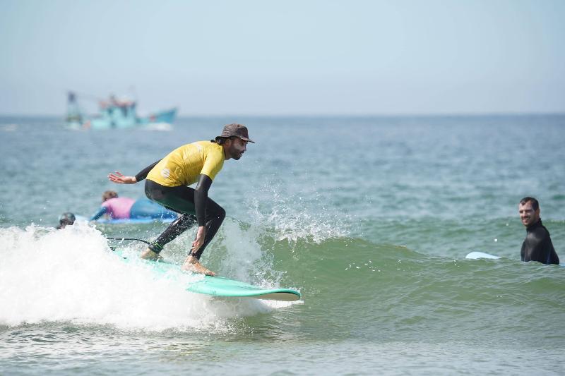 Des participantes à un séjour linguistiques font du surf