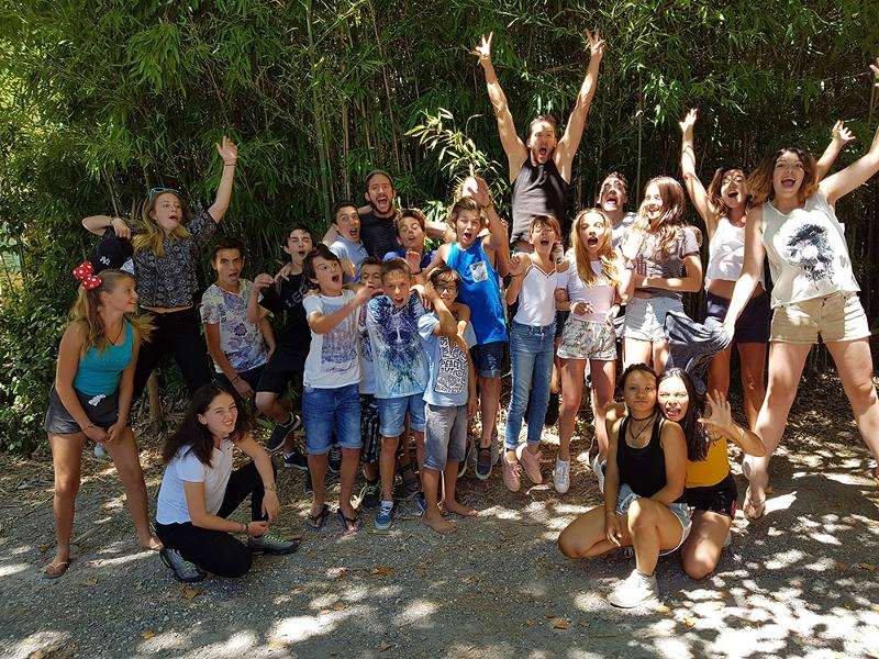 jeunes qui sautent au soleil 